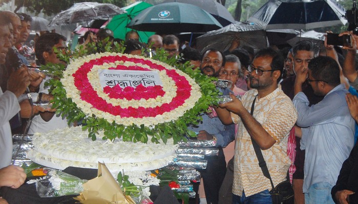 ​শহীদ মিনারে লালন সম্রাজ্ঞীকে শেষ শ্রদ্ধা, কুষ্টিয়ার উদ্দেশ্যে যাত্রা