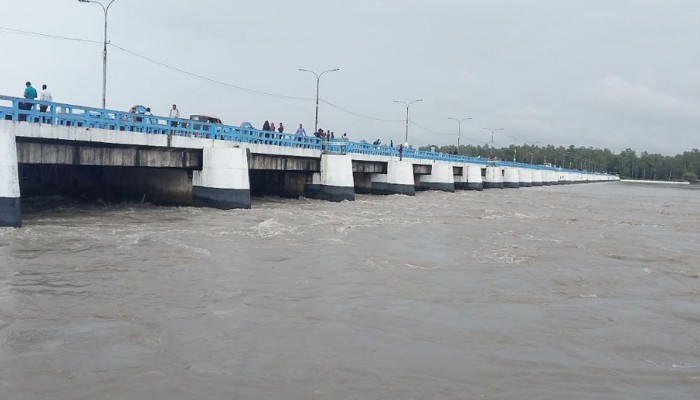 ​​তিস্তার পানি বিপৎসীমার ওপরে, সব জলকপাট  খোলা