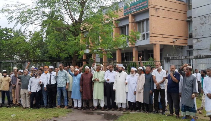 ​বাগেরহাটে ৪টি আসন বহালের দাবিতে নির্বাচন অফিস ঘেরাও