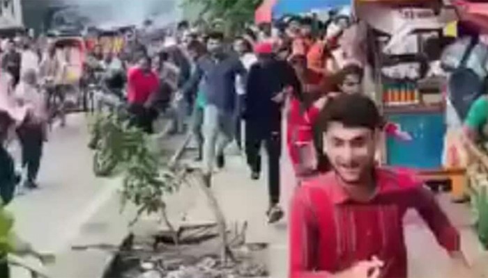 ​আ. লীগের ঝটিকা মিছিলে ককটেল বিস্ফোরণ, আটক ৬