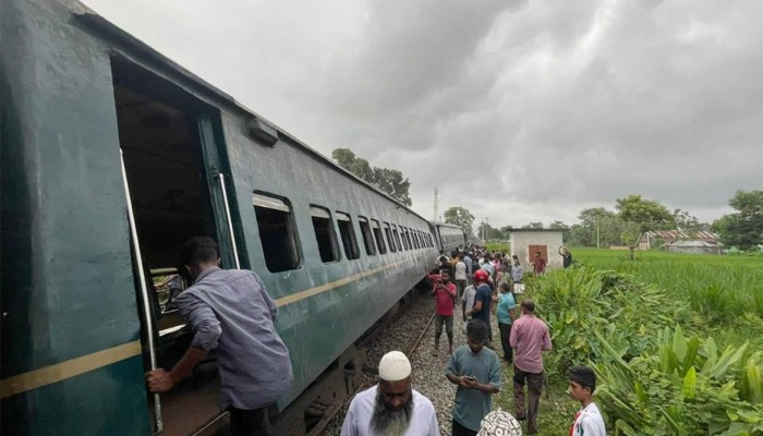 ​রংপুরে পদ্মরাগের ৬ বগি লাইনচ্যুত, ট্রেন চলাচল বন্ধ