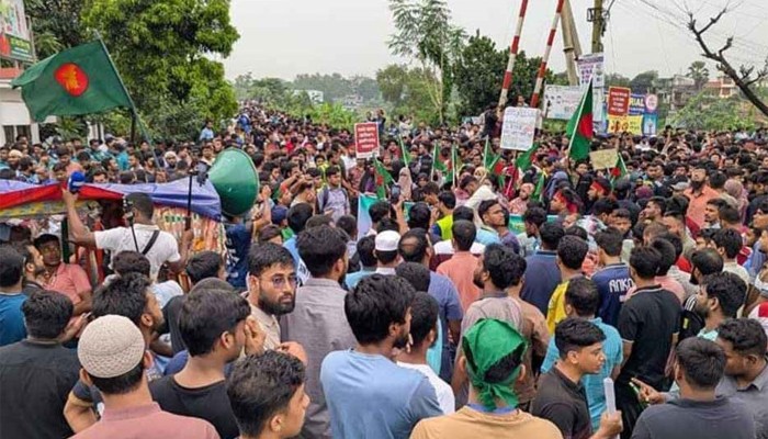 ​গাজীপুরে মহাসড়ক ও রেলপথ ব্লকেড