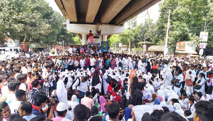​সাতরাস্তা মোড়ে সড়ক অবরোধ প্রত্যাহার কারিগরি শিক্ষার্থীদের