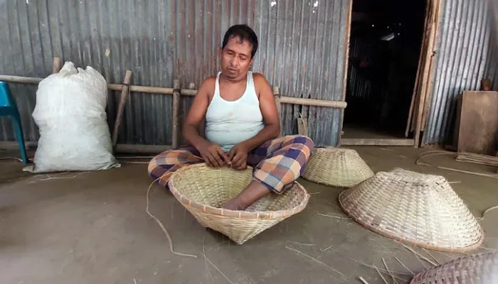 ​স্পর্শ আর অনুভবে হস্তশিল্পে অনন্য মৃত্যুঞ্জয়