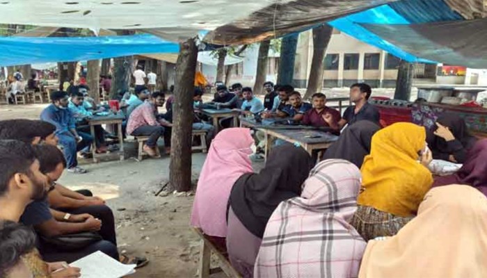 ​কর্মবিরতি উপেক্ষা করে গাছতলায় ক্লাস নিলেন রাবি শিক্ষক