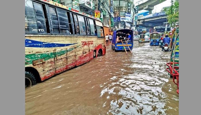 ​রাত থেকে বৃষ্টি, জলাবদ্ধতায় রাজধানী