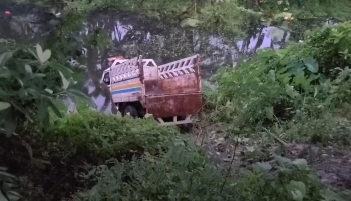 ​নিয়ন্ত্রণ হারিয়ে পিকআপ পড়ল পুকুরে, নিহত ২