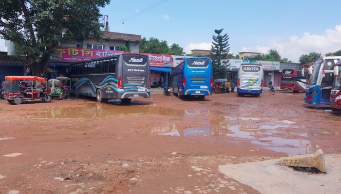 ​আজও বন্ধ চাঁপাইনবাবগঞ্জ, রাজশাহী ও নাটোর রুটের দূরপাল্লার বাস চলাচল