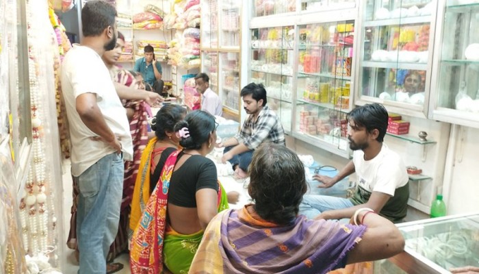 ​পূজার সরঞ্জাম বিক্রির ধুম