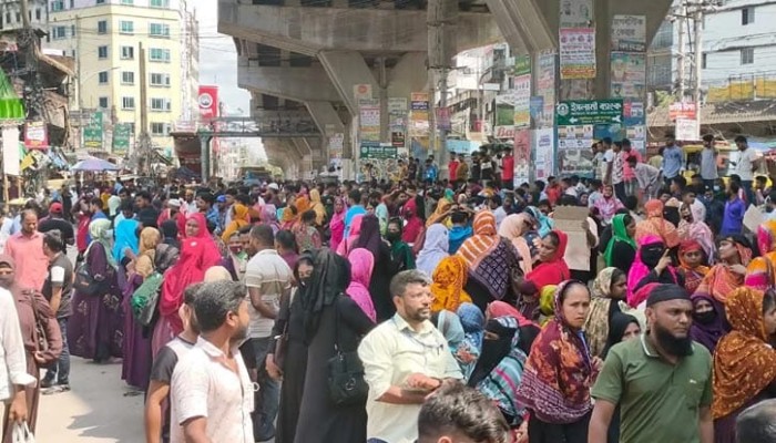 চট্টগ্রামে বকেয়া বেতনের দাবিতে সড়কে বিক্ষোভ