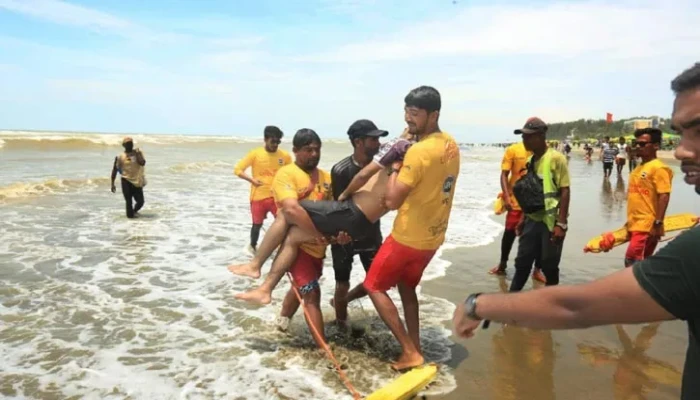 ​কক্সবাজার সৈকতে বন্ধ হচ্ছে লাইফগার্ড সেবা, বাড়ছে প্রাণহানির শঙ্কা