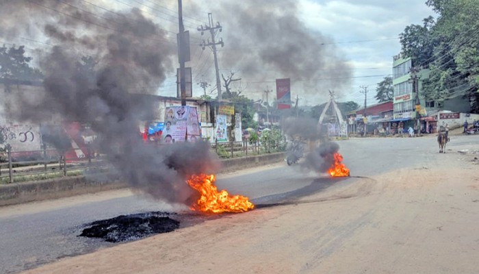 ​খাগড়াছড়িতে পূর্ণদিবস সড়ক অবরোধ, ভোগান্তিতে পর্যটকরা