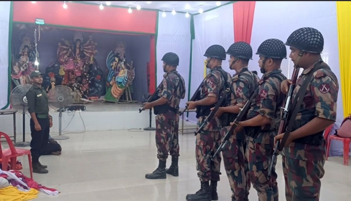 হিলি সীমান্তবর্তী পূজামণ্ডপের নিরাপত্তায় বিজিবি সদস্যরা