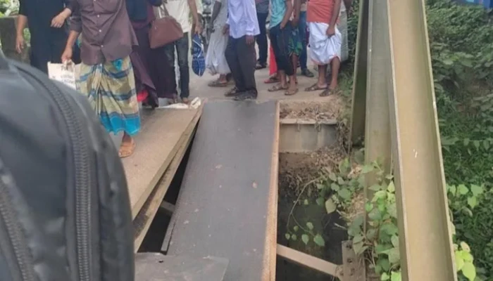 ​বেইলি ব্রিজের পাটাতন খুলে নদীতে, দুর্ভোগে হাজারো মানুষ