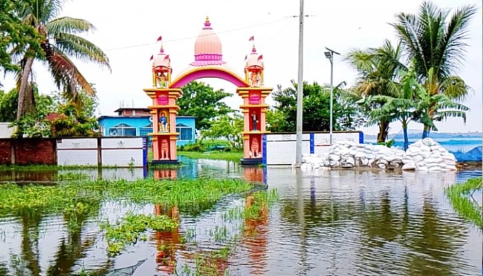 ​জলাবদ্ধ ভবদহে নেই দুর্গাপূজার আমেজ