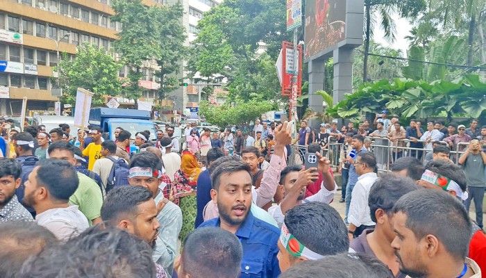 ​মালয়েশিয়া যেতে না পারায় কারওয়ান বাজারে কর্মীদের বিক্ষোভ