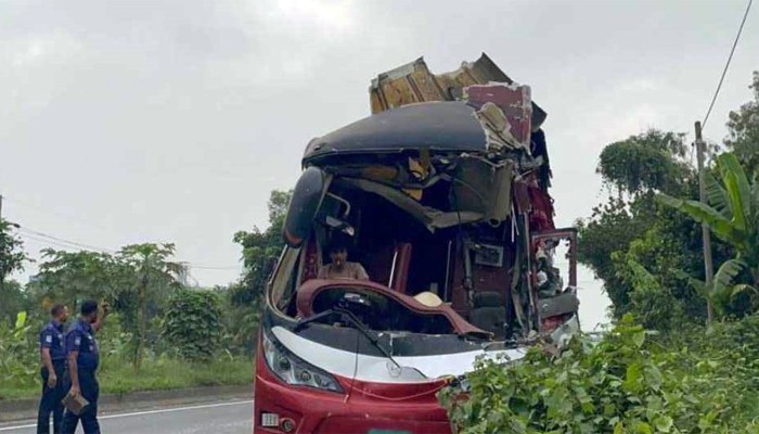 ​কাভার্ডভ্যানের পেছনে বাসের ধাক্কা, হেলপার নিহত