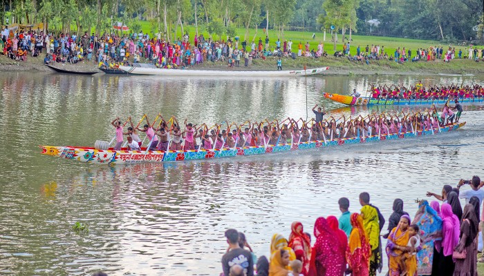 ​ঘাঘট নদীতে নৌকা বাইচ