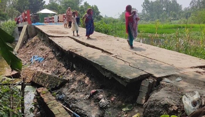 শাহজাদপুরে নির্মাণের এক মাসের মাথায় সড়কে ধস