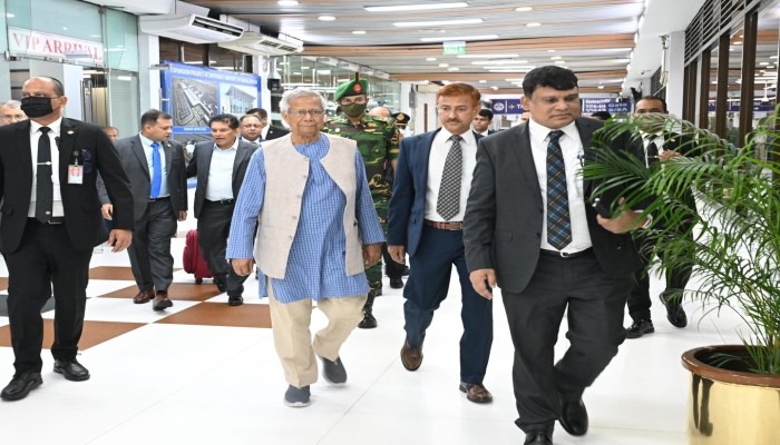 ​ঢাকার পথে প্রধান উপদেষ্টা