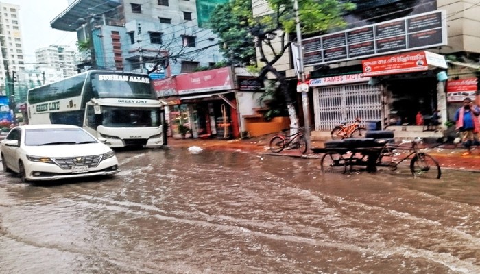 ​রাতভর বৃষ্টিতে রাজধানীজুড়ে জলাবদ্ধতা
