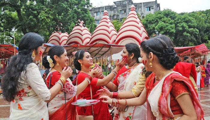 ​ঢাকেশ্বরী মন্দিরে সিঁদুর খেলায় দেবী দুর্গাকে বিদায়