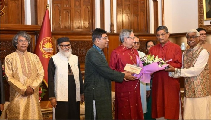 ​বিজয়া দশমীতে হিন্দু ধর্মাবলম্বীদের সঙ্গে রাষ্ট্রপতির শুভেচ্ছা বিনিময়