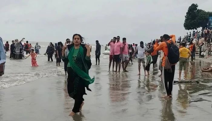 ​পর্যটকে পরিপূর্ণ কুয়াকাটা