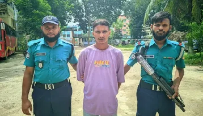 ​চাঁদা না দেয়ায় বাসে গুলি-আগুন: অভিযুক্ত নেছার ও দীপু গ্রেপ্তার