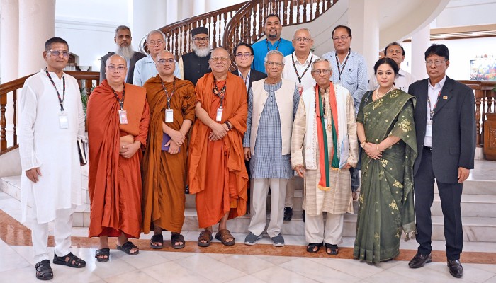 ​প্রধান উপদেষ্টার সঙ্গে বৌদ্ধ ধর্মীয় নেতাদের শুভেচ্ছা বিনিময়