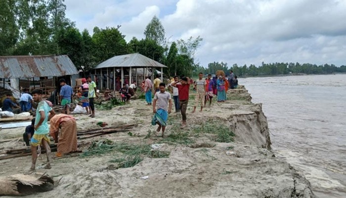 ​কুড়িগ্রামে আগ্রাসী ভাঙনে ভিটা হারালো শতাধিক পরিবার