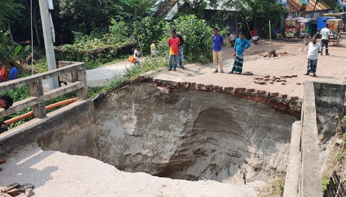 ​টাঙ্গাইলে ব্রিজের সংযোগ সড়ক ভেঙে লক্ষাধিক মানুষের ভোগান্তি