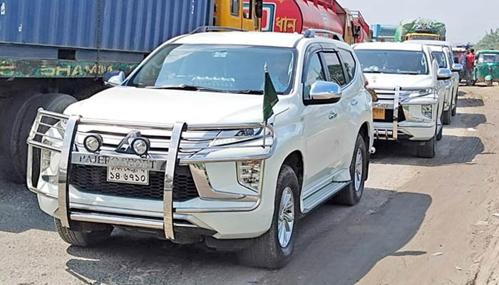 ​যানজটে আটকা উপদেষ্টা!