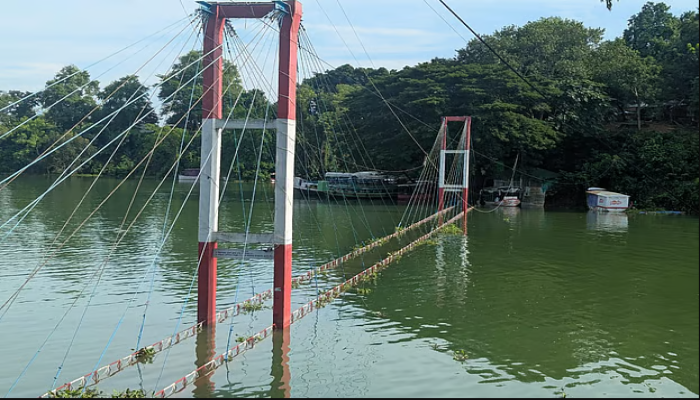 ঝুলন্ত সেতুর ডুবন্ত দৃশ্য! রাঙামাটির ডুবে থাকা সেতুটি কবে দৃশ্যমান হবে
