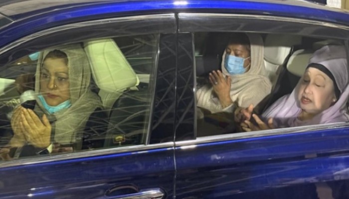 জিয়াউর রহমানের সমাধি জিয়ারত করলেন খালেদা জিয়া