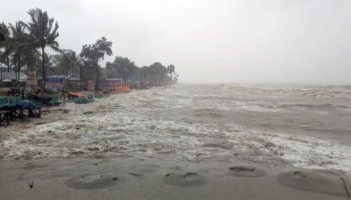 ​উপকূলে টানা বর্ষণে জনজীবন বিপর্যস্ত