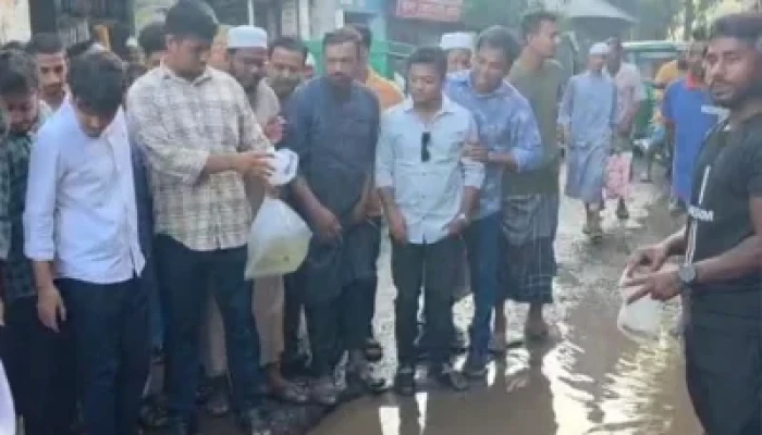 ​সড়কে মাছ ছেড়ে হাসনাত আবদুল্লাহর অভিনব প্রতিবাদ
