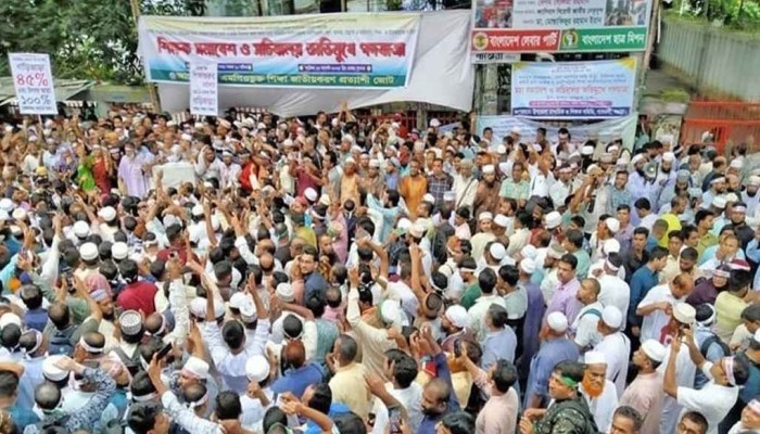 ​জাতীয় প্রেসক্লাবের সামনে এমপিওভুক্ত শিক্ষকদের অবস্থান