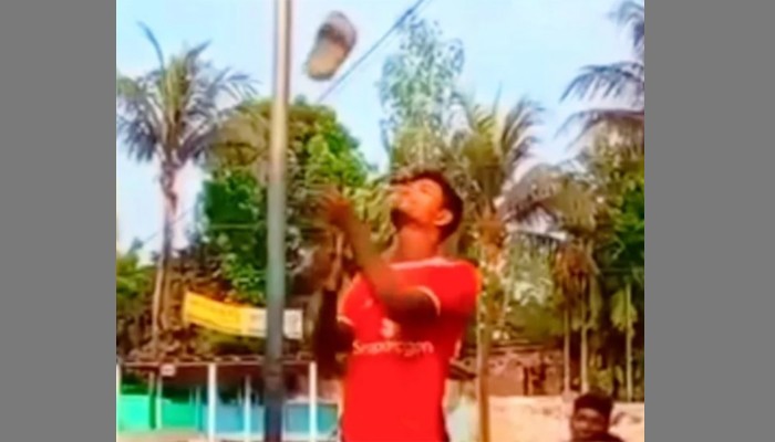 ​গাইবান্ধায় জাতীয় পতাকার দণ্ডে জুতা উত্তোলন, যুবক আটক