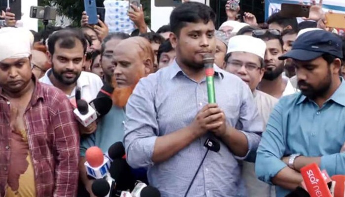 ​রাস্তায় ফেলে শিক্ষক পেটানো কোনো সভ্য রাষ্ট্রের চরিত্র নয়: হাসনাত