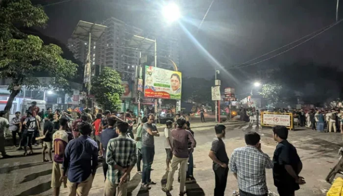 ​মধ্য রাতে ঢাবি-ঢাকা কলেজ শিক্ষার্থীদের সংঘর্ষ