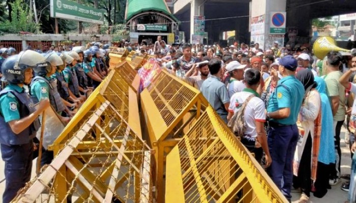 ​মুখোমুখি আমরা জুলাই যোদ্ধা ও পুলিশ!