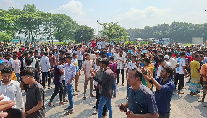 ​টাঙ্গাইলকে ঢাকায় রাখার দাবিতে যমুনা সেতু অবরোধ