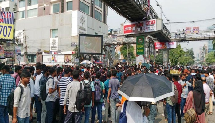 ​ফের সায়েন্সল্যাব মোড় অবরোধ ঢাকা কলেজ শিক্ষার্থীদের