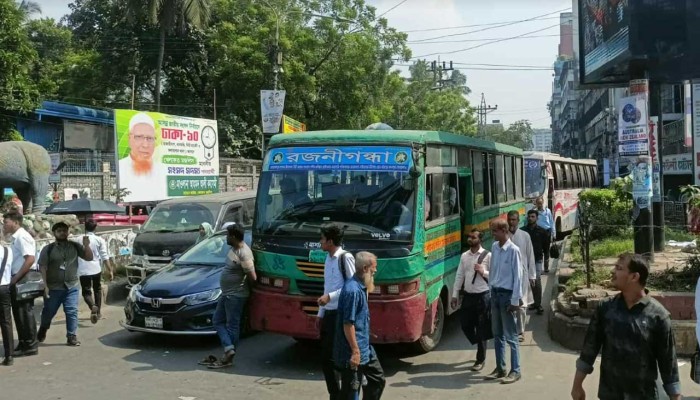 ​অধ্যক্ষের অনুরোধে সড়ক থেকে সরে গেলেন শিক্ষার্থীরা