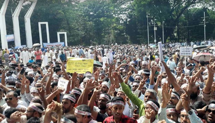 ​মার্চ টু সচিবালয় : শিক্ষকদের স্লোগানে উত্তাল শহিদ মিনার