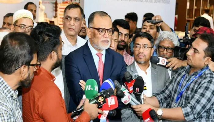 সরকার ভোজ্যতেলের দাম বাড়ায়নি: বাণিজ্য উপদেষ্টা