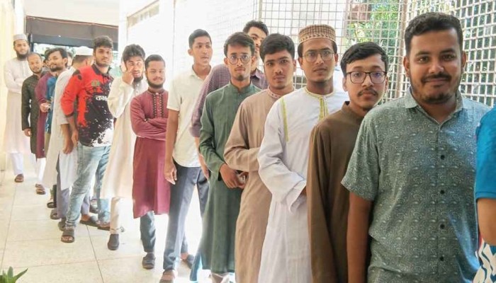 ​চাকসু নির্বাচনে ভোটগ্রহণ চলছে