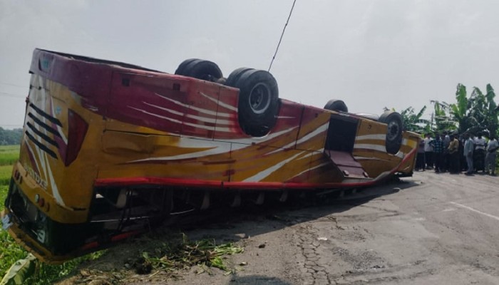 ​এক বাসের ধাক্কায় উল্টে গেল আরেক বাস, শিশু ও নারী নিহত