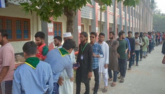 ​রাকসু নির্বাচনের ভোটগ্রহণ চলছে